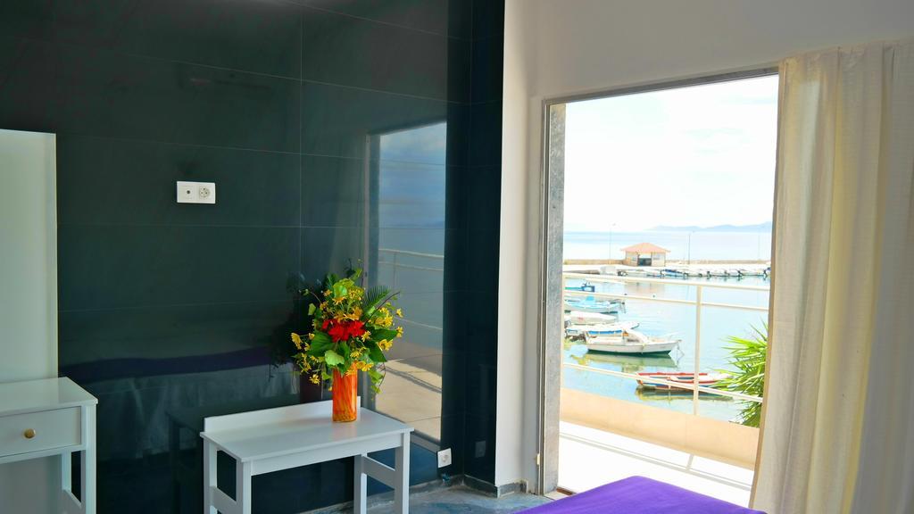 Porto Evia Boutique Hotel อมารินโธส ภายนอก รูปภาพ